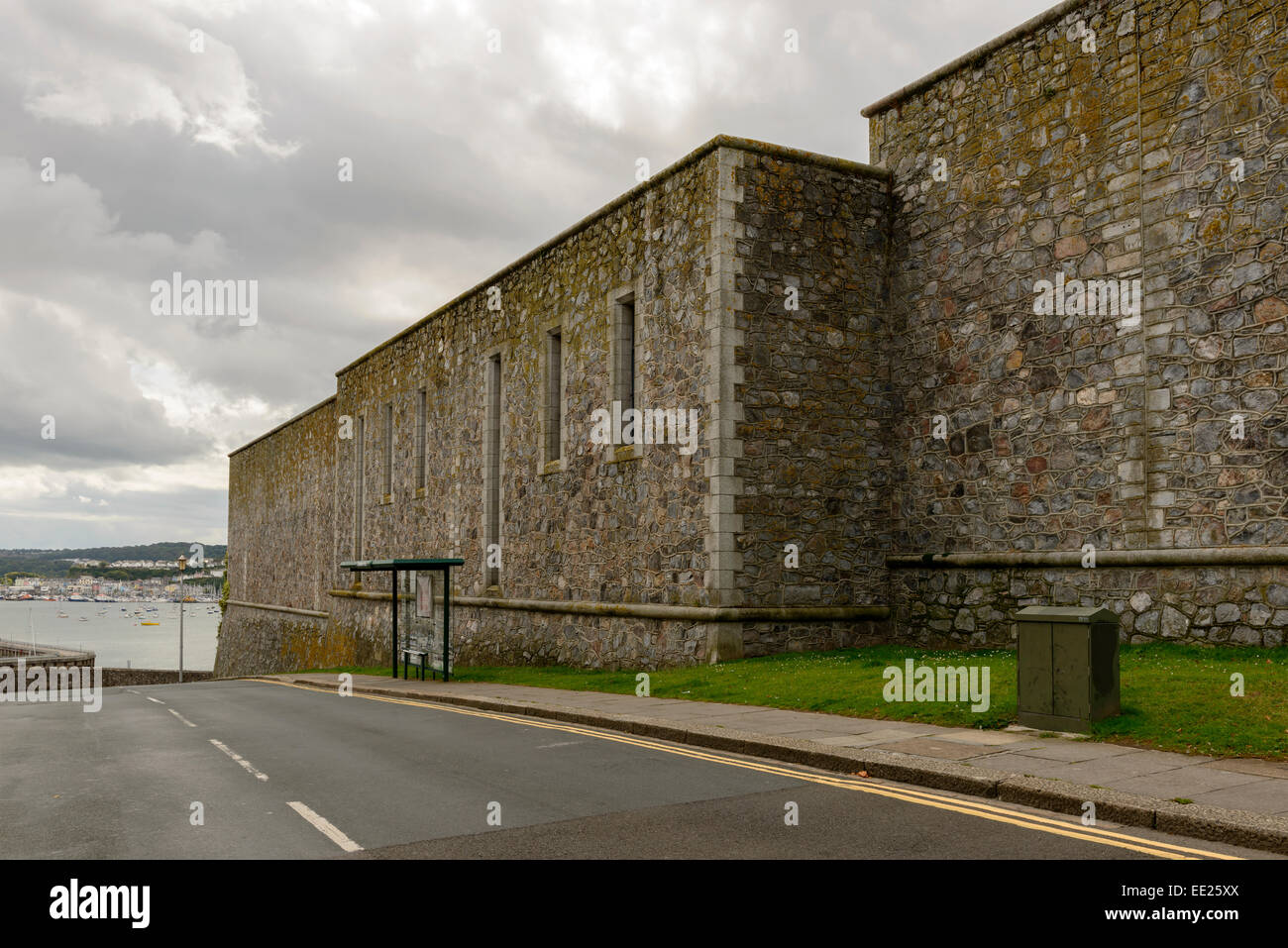 Blick auf die große Mauer, die das Areal der Burg in historischen Meer Stadt Devon umschließt Stockfoto