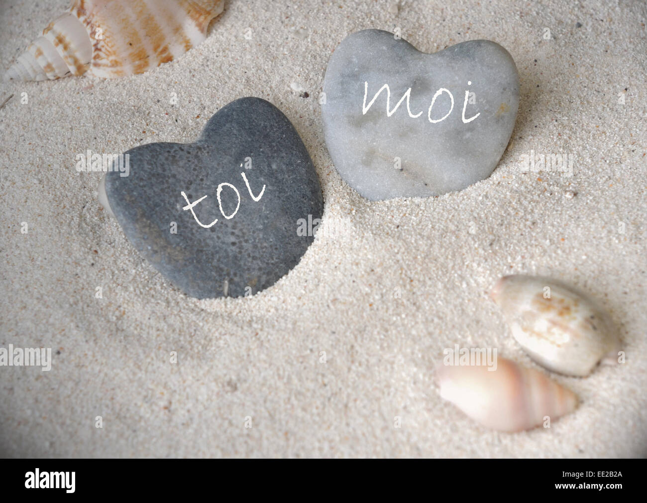 zwei herzförmige Stein mit Inschrift 'you' und 'me' auf Französisch (Toi et Moi) Stockfoto zwei herzförmige Stein mit Inschrift 'you' und 'me' auf Französisch (Toi et Moi) Stockfoto