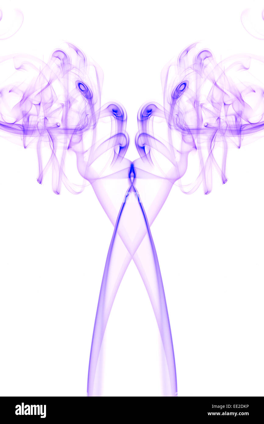 Abstrakte symmetrische Rauchmuster umgedreht für Symmetrie.  Lila Rauch auf einem weißen Hintergrund. Stockfoto