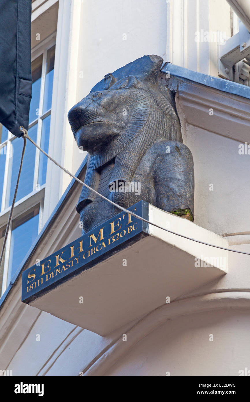 London, New Bond Street A c1320 BC Statue des alten ägyptischen Löwen Gottes Sekhmet über dem Eingang von Sothebys Stockfoto