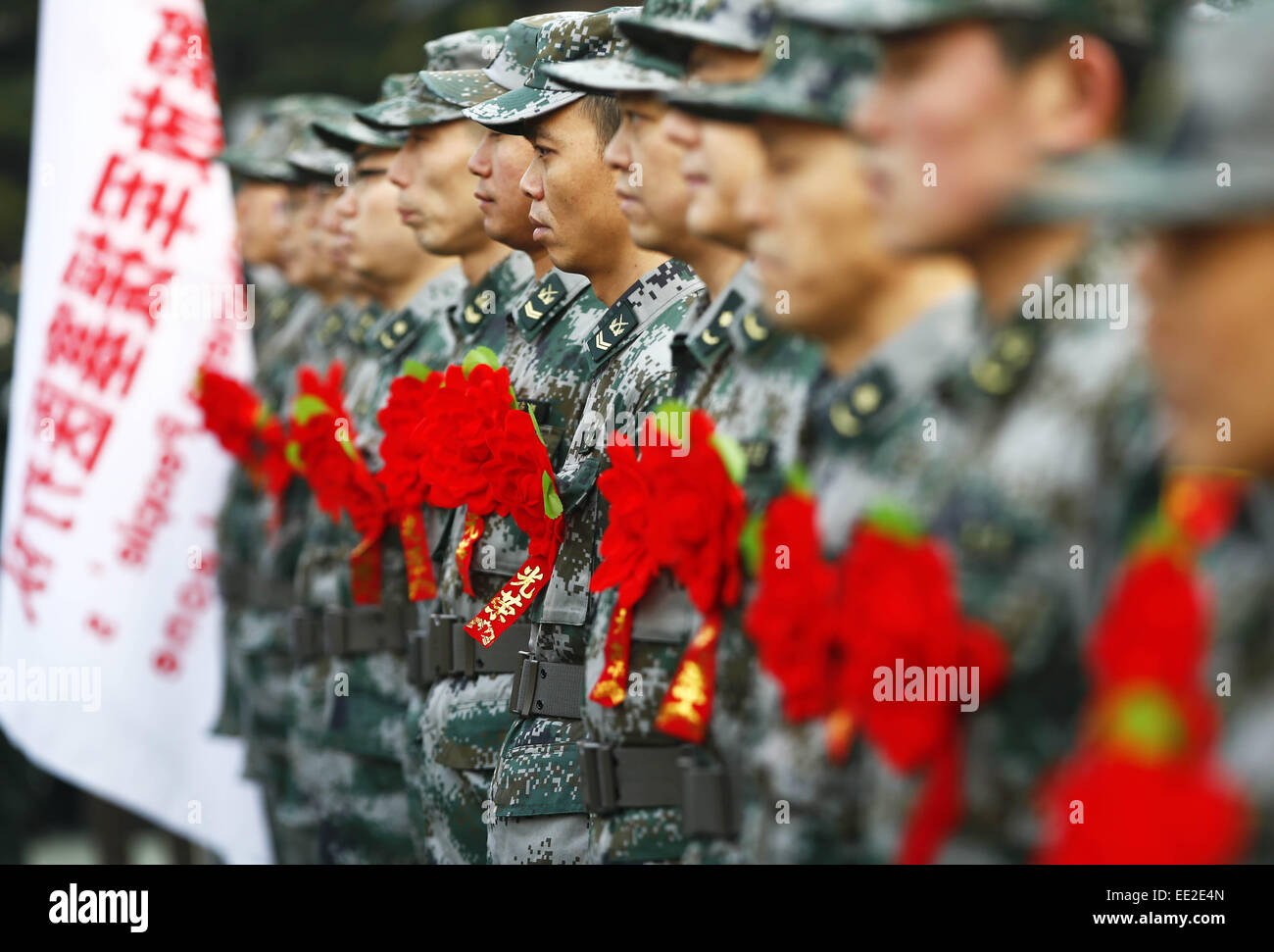 Peking, China. 13. Januar 2015. Mitglieder der medizinischen Hilfe-Team des chinesischen Volkes Befreiung Army(PLA) nach Sierra Leone teilnehmen eine scheidende Zeremonie in Peking, Hauptstadt von China, 13. Januar 2015. Der dritte Versand das medizinische Hilfe-Team von chinesischen PLA nach Sierra Leone, Sierra Leone, im Kampf gegen Ebola, helfen verlassen wird, statt einer scheidende Zeremonie in Peking am Dienstag. © Yin Gang/Xinhua/Alamy Live-Nachrichten Stockfoto