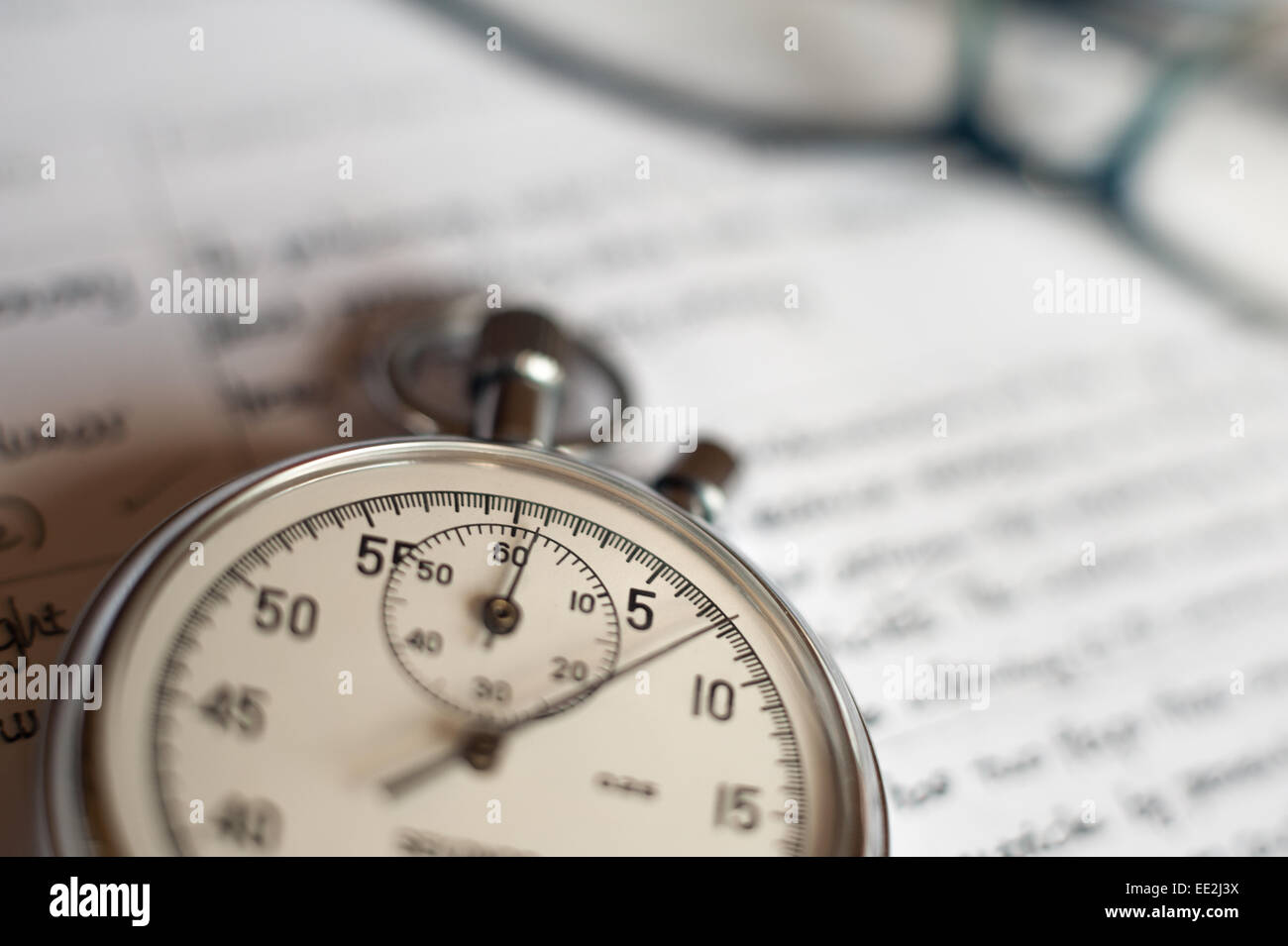 alte Silber Chrom-Stoppuhr mit Sekunden und Minutenzeiger 5-Sekunden-Countdown chronologischer Timer Glas Zifferblatt Tasten gegen Stockfoto