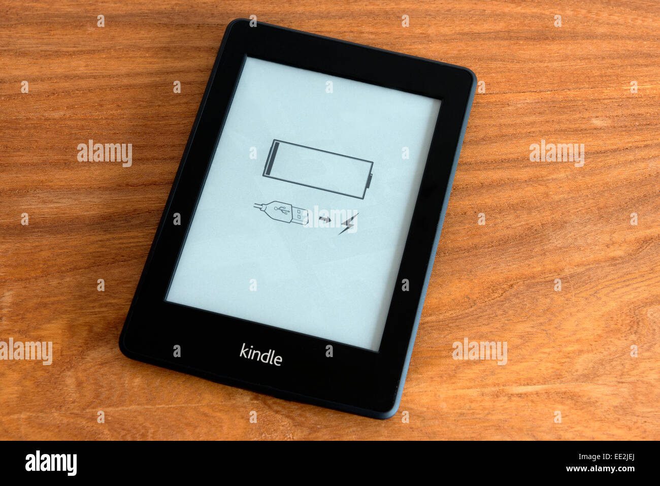 Kindle Ebook zeigt schwache Batterie-Symbol Stockfoto