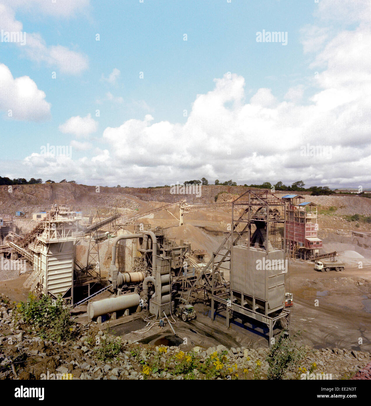 Steinbruch mit Stein zerkleinern und Asphalt-Anlage Stockfoto