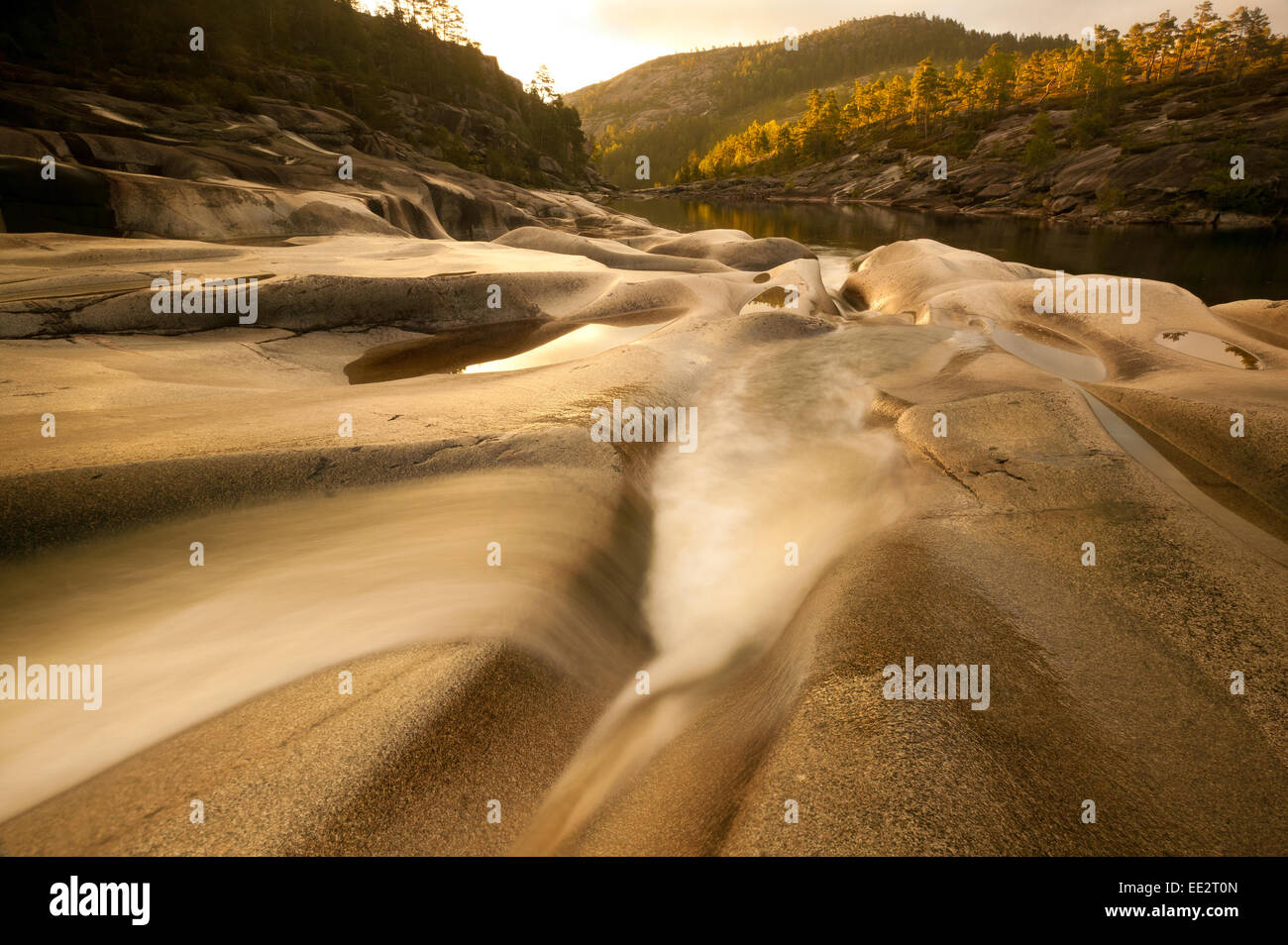 Fluss-Stream und polierten Platten am Reinsfoss in Nissedal Kommune, Telemark Fylke, Norwegen. Stockfoto