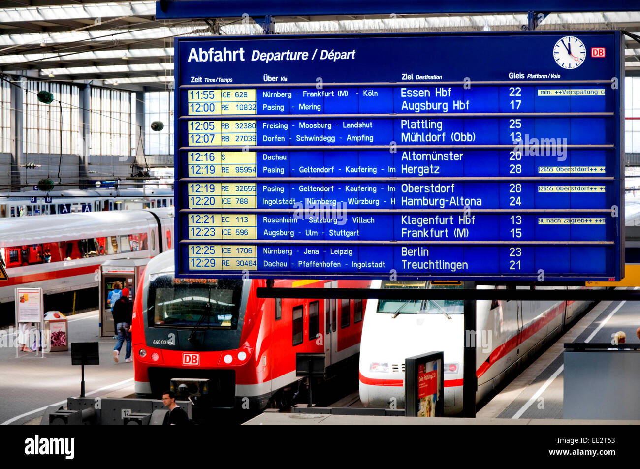 München, Bayern, Deutschland. München Hauptbahnhof / München Hauptbahnhof. Abfahrtstafel Stockfoto