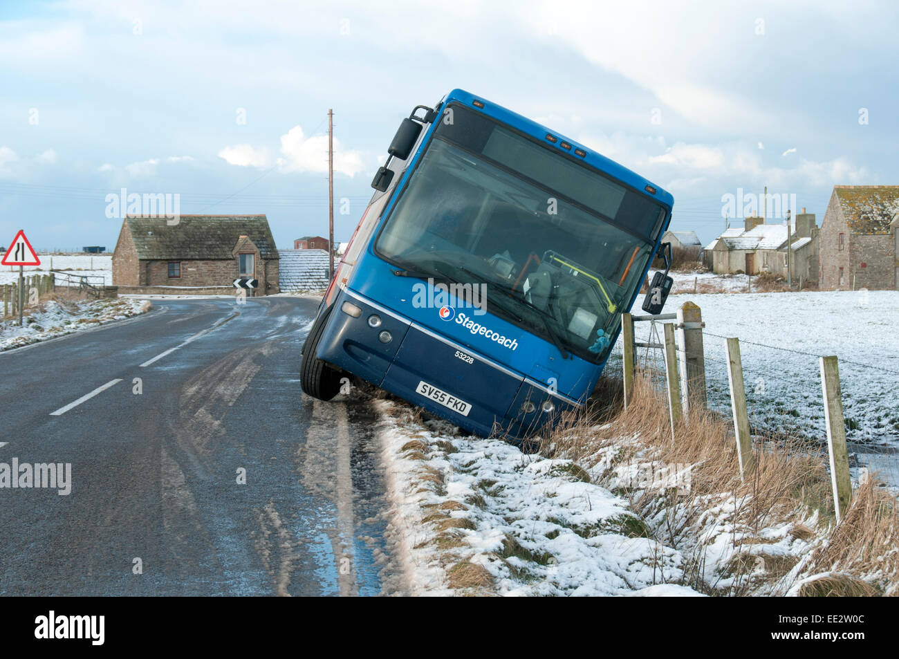 Ein Bus rutschte in einen Graben nach einer Nacht Schneefall und Temperaturen unter dem Gefrierpunkt zu eisigen Bedingungen auf der Straße geführt. Auf der A836-Straße in der Nähe von John o' Groats, Caithness, Schottland, UK Stockfoto