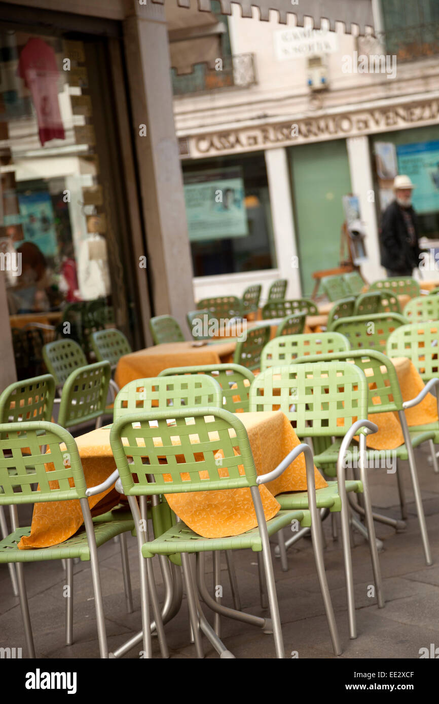 Bunten Sitzgelegenheiten im Freien, in einem Restaurant in Venedig, Italien. Stockfoto