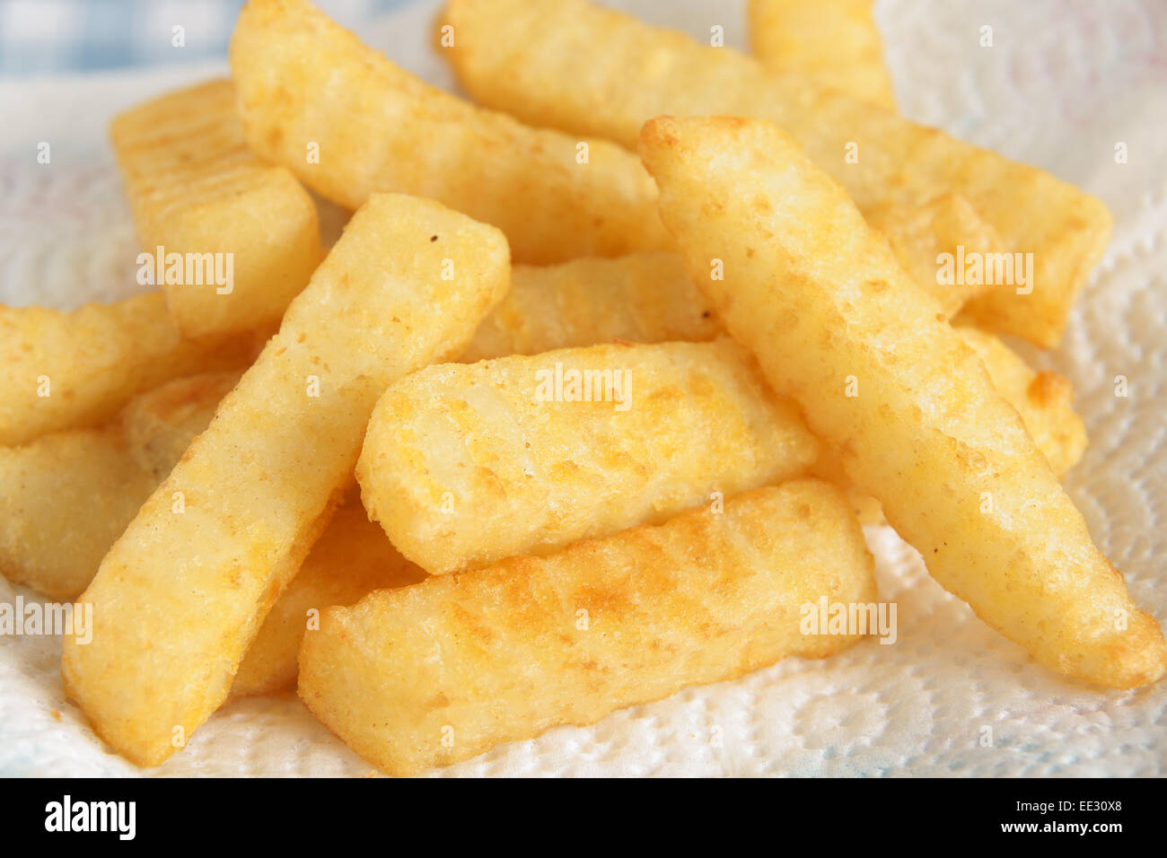 Frisch gekochte Crinkle cut Chips oder Pommes frites Stockfoto