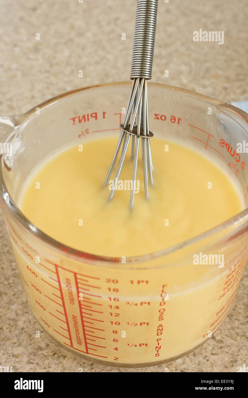 Pudding anhand eine gekochte Mischung aus Milch oder Sahne und Eigelb eine beliebtes Dessert-Soße Stockfoto