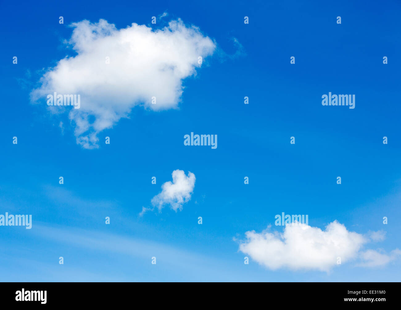 Drei weiße Wolken am blauen Himmel, Finnland Stockfoto