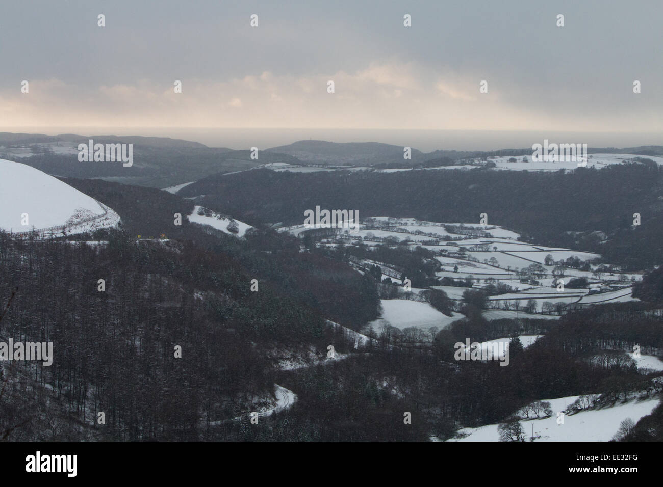 Aberystwyth, Wales, UK. 13. Januar 2015. Schnee liegt auf den Hügeln zum Meer bei Aberystwyth führt. Mehr als 3 Zoll sind heute auf eine höhere Ebene mit mehr gefallen heute Abend prognostiziert. Bildnachweis: Jon Freeman/Alamy Live-Nachrichten Stockfoto