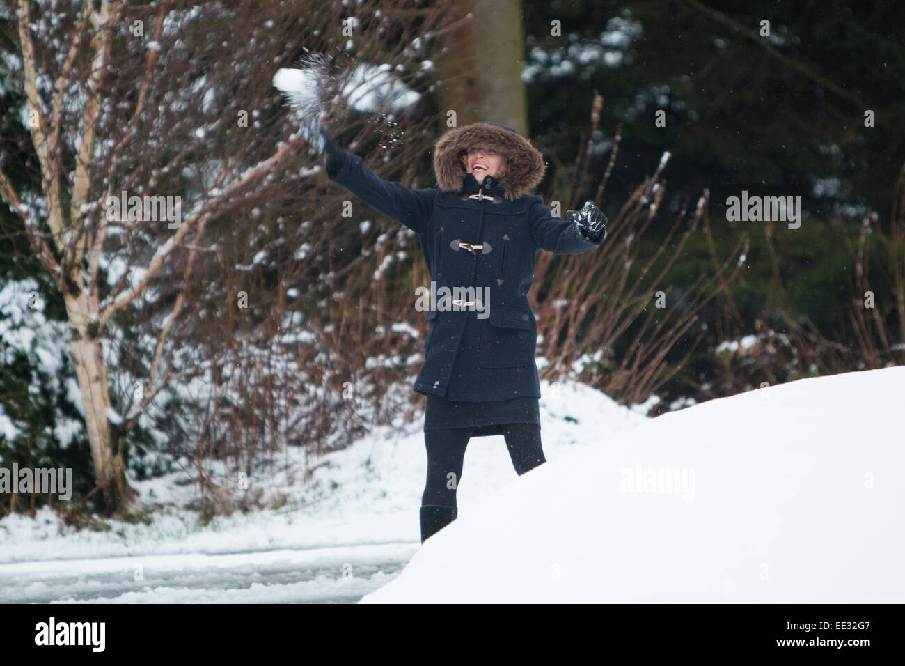 Aberystwyth, Wales, UK. 13. Januar 2015. Eine Mutter und Tochter haben Spaß im Schnee am Bwlch Nant yr Arian Forest Visitor Centre, Aberystwyth. Mehr als 3 Zoll gefallen so weit heute mit mehr heute Abend Prognose. Bildnachweis: Jon Freeman/Alamy Live-Nachrichten Stockfoto