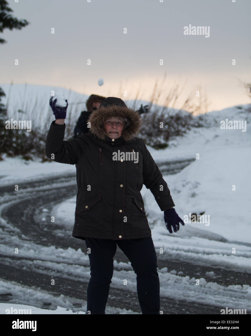 Aberystwyth, Wales, UK. 13. Januar 2015. Eine Mutter und Tochter haben Spaß im Schnee am Bwlch Nant yr Arian Forest Visitor Centre, Aberystwyth. Mehr als 3 Zoll gefallen so weit heute mit mehr heute Abend Prognose. Bildnachweis: Jon Freeman/Alamy Live-Nachrichten Stockfoto