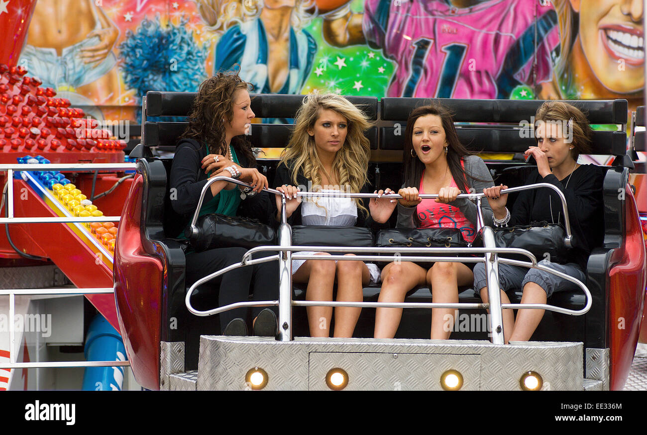 Die Hügel am Derby-Tag in Epsom Racecourse ist eine Riesenparty rund um einen massiven Jahrmarkt mit viel Nervenkitzel Fahrten. Stockfoto