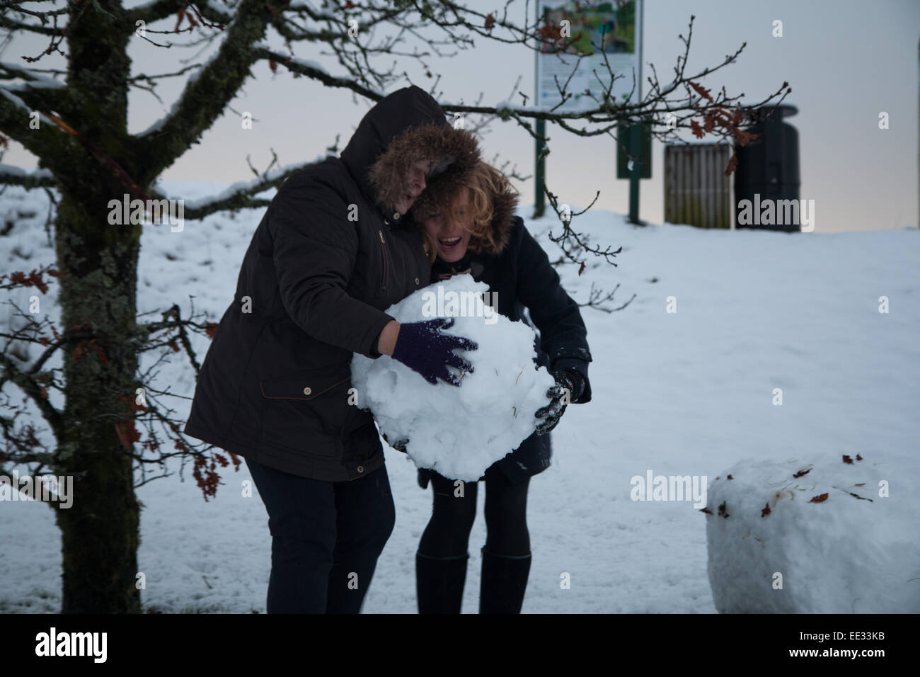 Aberystwyth, Wales, UK. 13. Januar 2015. Michaela Freeman & ihrer Mutter, Marcela haben Spaß im Schnee an Bwlch Nant yr Arian Forest Visitor Centre, Aberystwyth. Mehr als 3 Zoll gefallen so weit heute mit mehr heute Abend Prognose. Bildnachweis: Jon Freeman/Alamy Live-Nachrichten Stockfoto