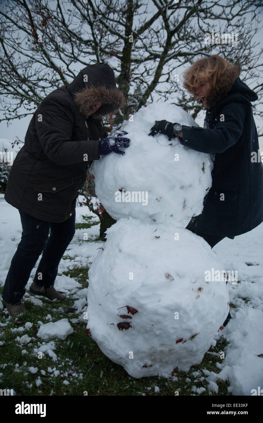 Aberystwyth, Wales, UK. 13. Januar 2015. Michaela Freeman & ihrer Mutter, Marcela, viel Spaß im Schnee am Bwlch Nant yr Arian Forest Visitor Centre, Aberystwyth. Mehr als 3 Zoll gefallen so weit heute mit mehr heute Abend Prognose. Bildnachweis: Jon Freeman/Alamy Live-Nachrichten Stockfoto