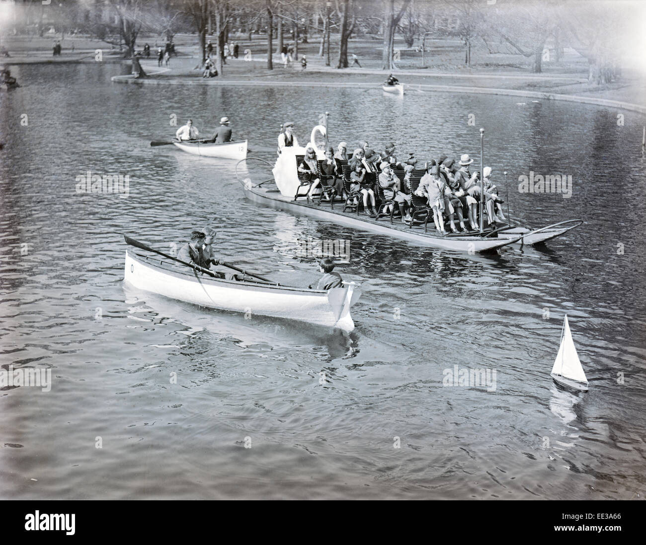 Antike 1931 Foto, Swan Boot und Ruderboot im Teich im Boston Public Garden in Boston, Massachusetts, USA. Bild aufgenommen am 19. April 1931 auch bekannt als Patrioten ' Day. Stockfoto