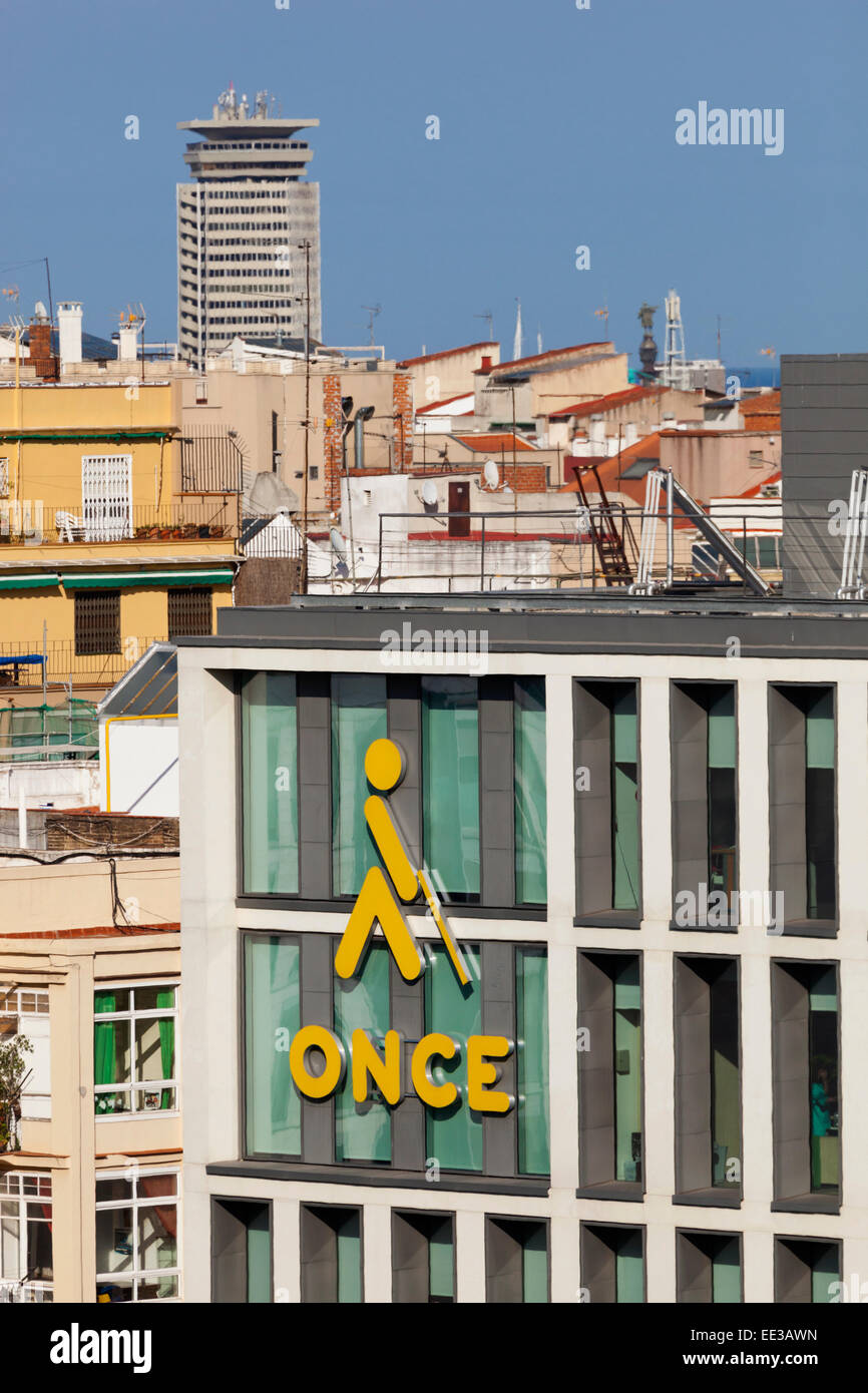 Barcelona, Spanien.  Symbol für einmal - ORPA Nacional de Ciegos Españoles - an Bürogebäude.  Spanische nationale Organisation Stockfoto