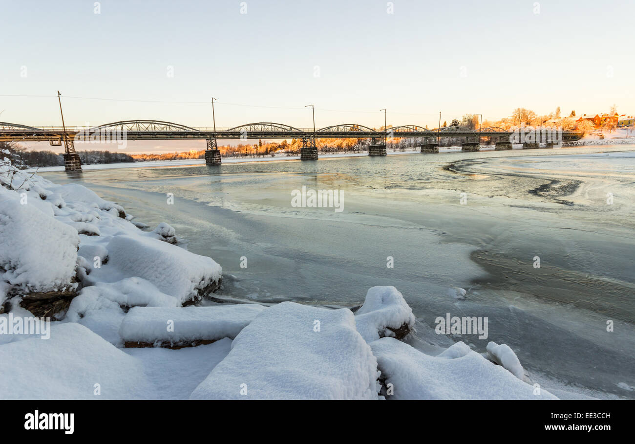 Brücke über den zugefrorenen Fluss in Umea, Schweden Stockfoto