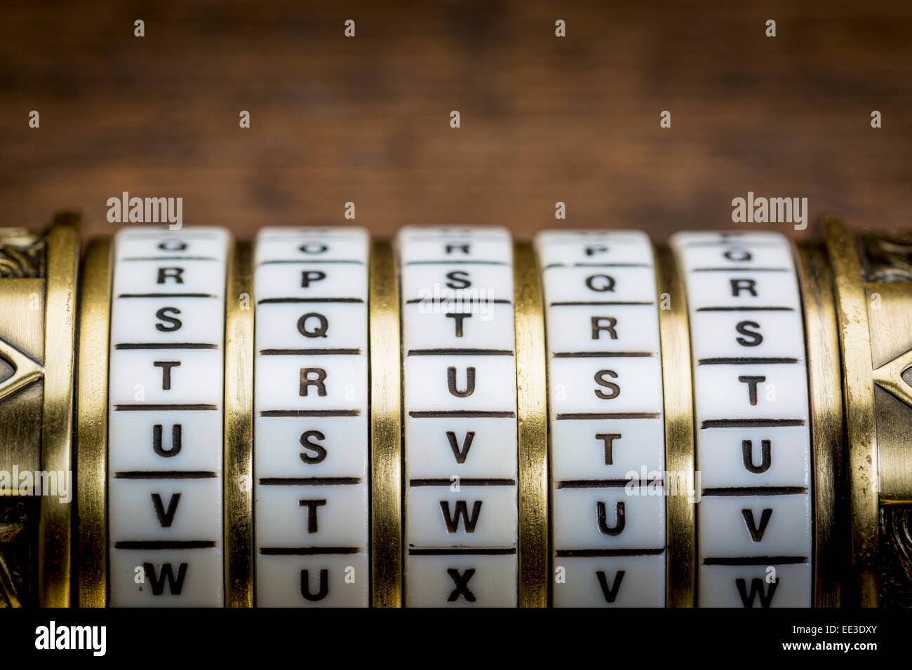 Vertrauen Sie Wort als Passwort Kombination Puzzlebox mit Ringen von Briefen Stockfoto