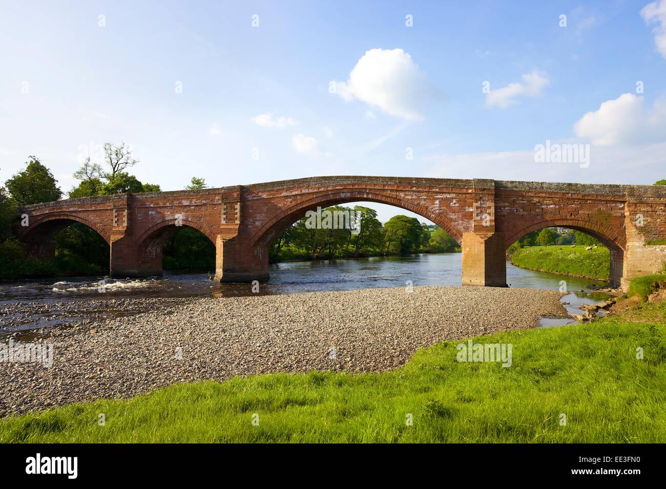 Bögen der Eden-Brücke, Lazonby, Eden Valley, Cumbria, England, UK. Stockfoto