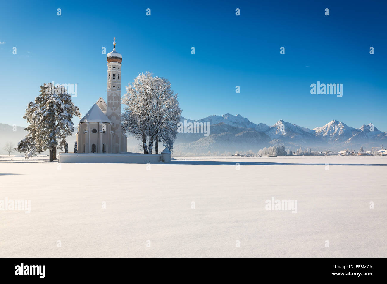 St. Coloman an einem sonnigen Wintertag, Allgäu, Deutschland Stockfoto