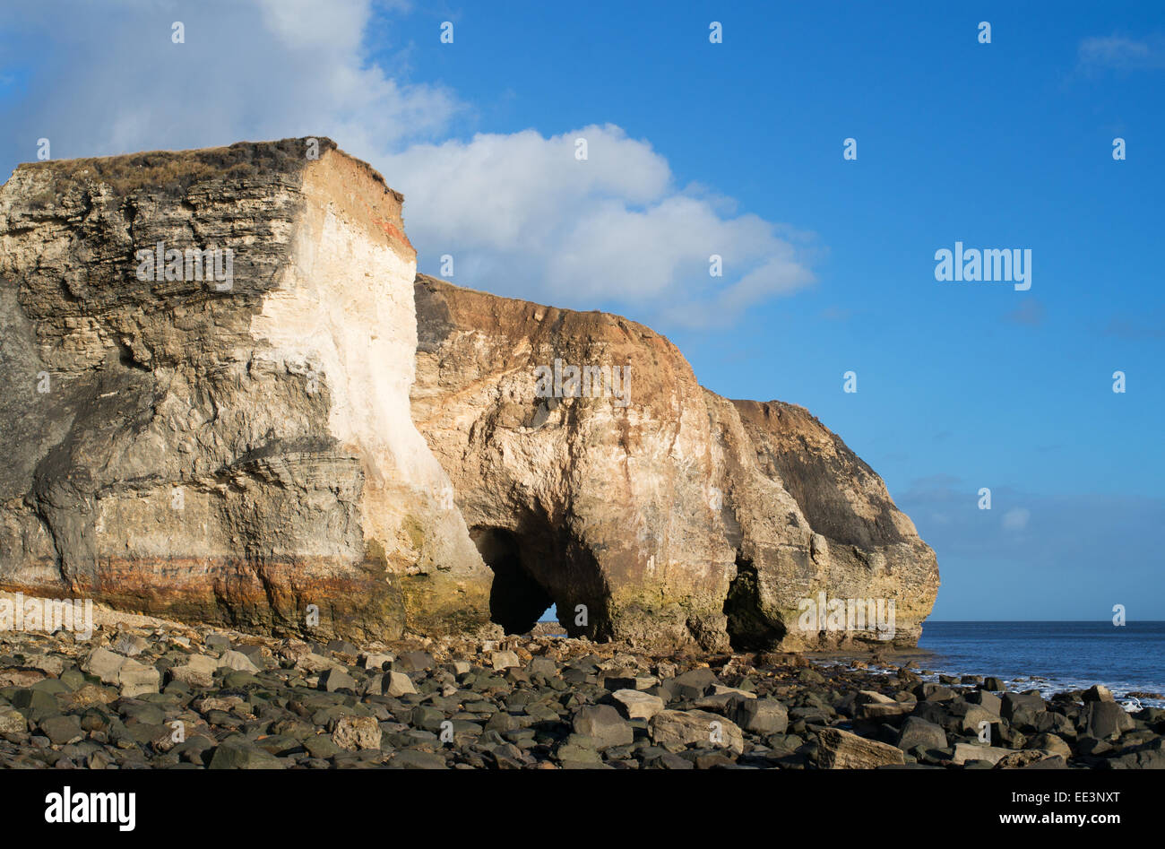 Magnesium- und magnesiumhaltigen Kalkstein Klippen und Höhlen an Nase's Point, Seaham, North East England, Großbritannien Stockfoto