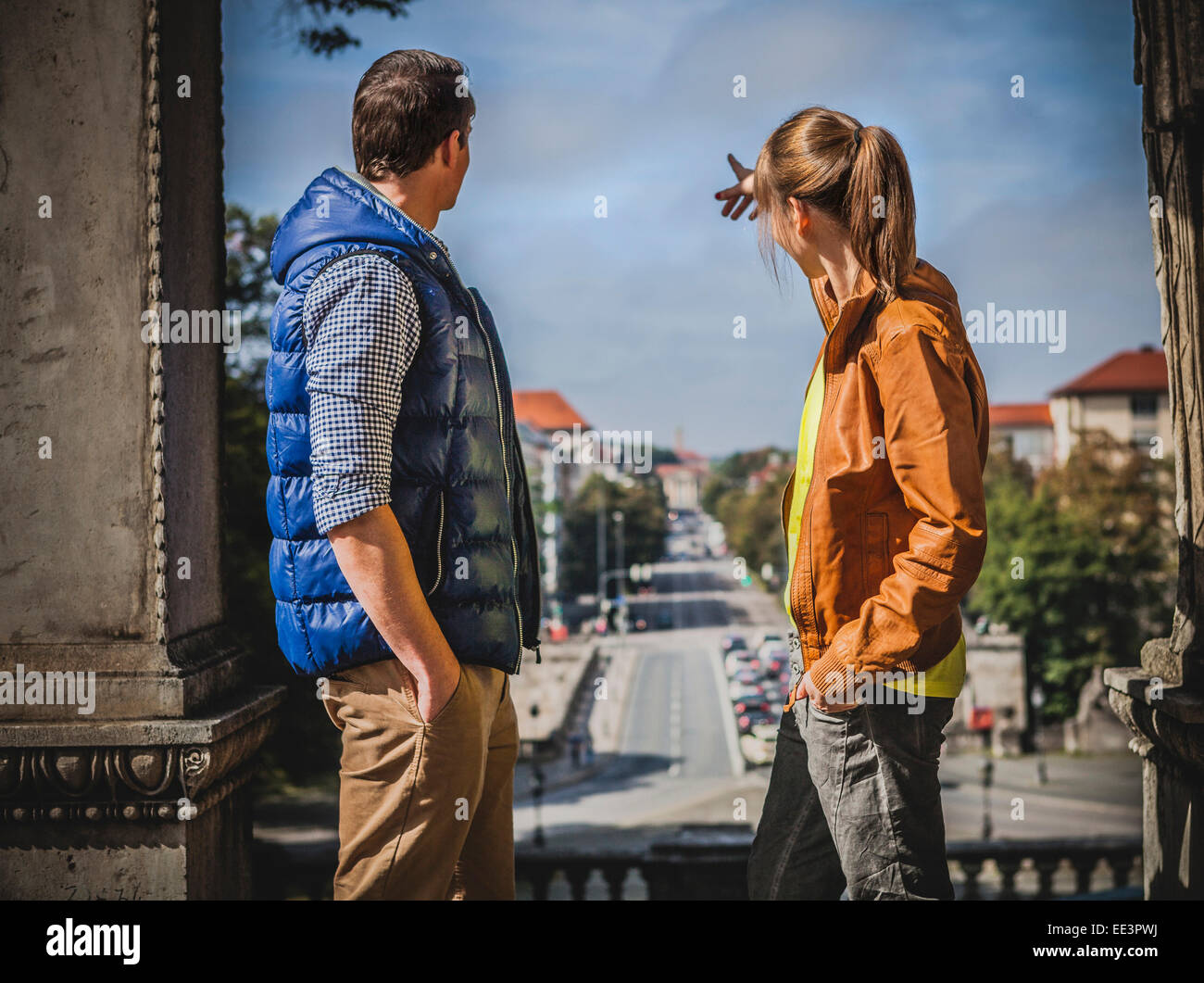 Junges Paar mit Blick auf Stadt, München, Bayern, Deutschland Stockfoto