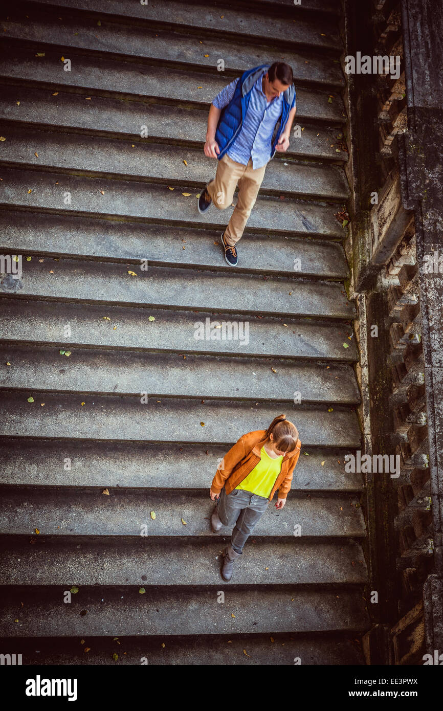 Junge Paare, die Treppenstufen, München, Bayern, Deutschland Stockfoto