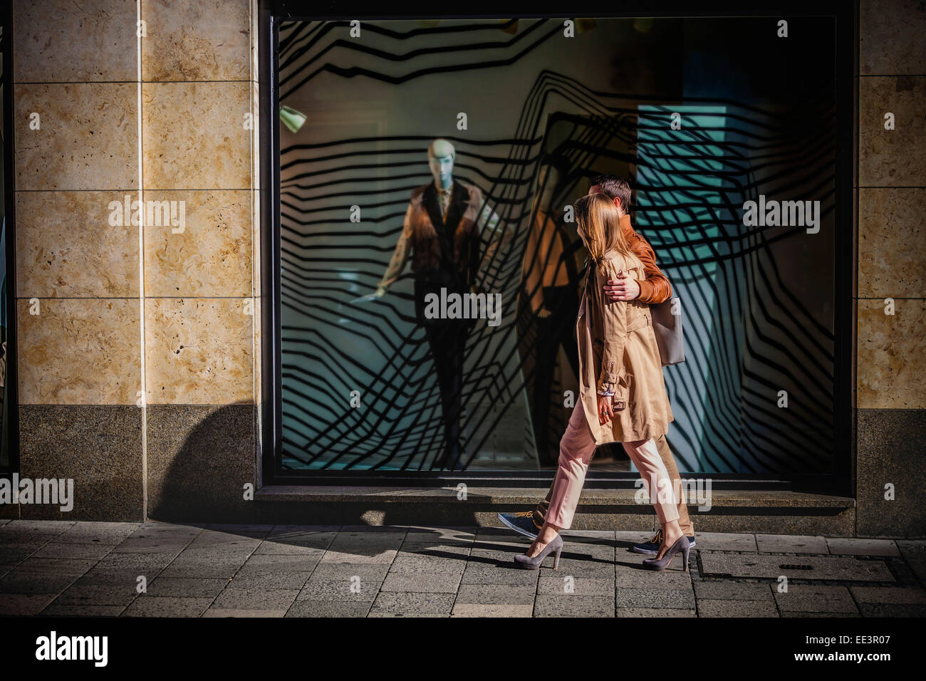 Junges Paar vorbeigehen Schaufenster, München, Bayern, Deutschland Stockfoto