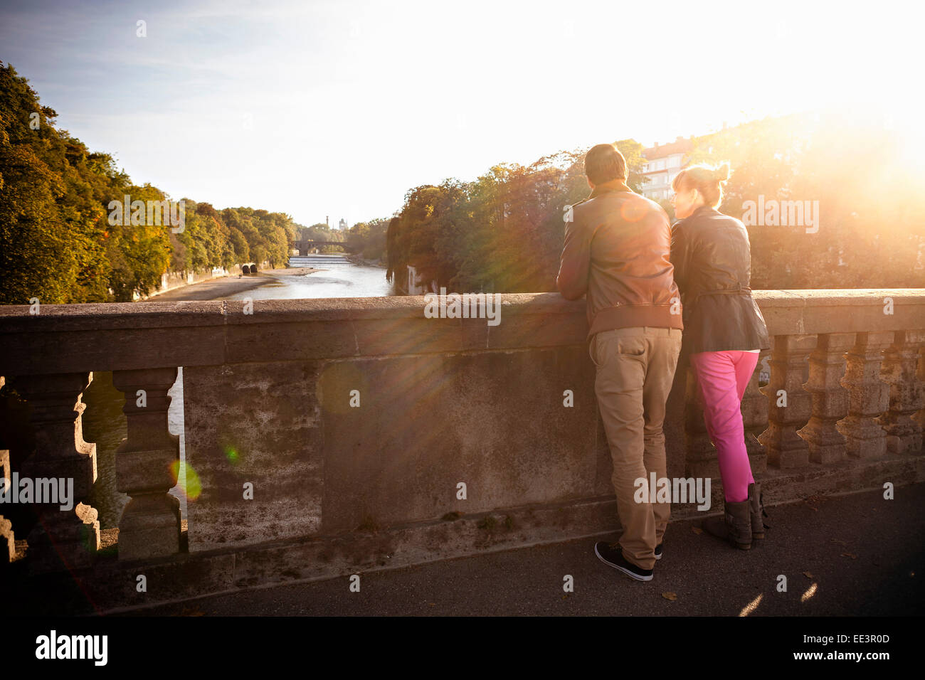 Junges Paar auf Luitpoldbrücke, München, Bayern, Deutschland Stockfoto