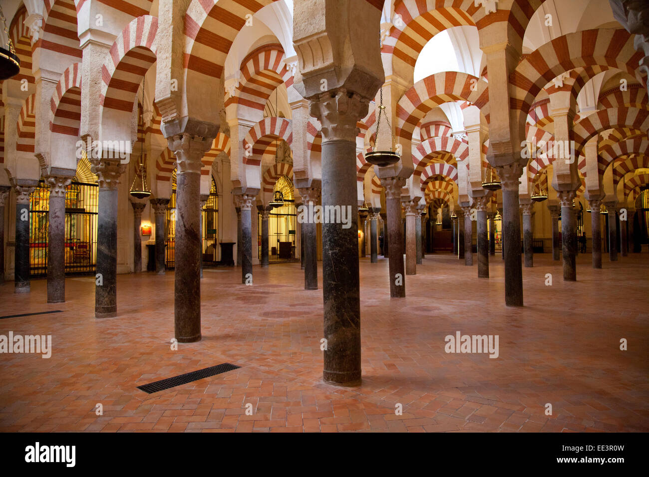 Die Mezquita (Moschee), Cordoba: Interieur mit roten und weißen Bögen und Säulen aus Granit, Jaspis und Marmor Stockfoto