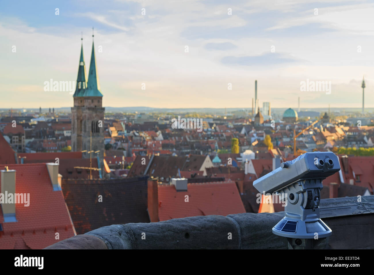 Fernrohr in die Nürnberger Burg, Blick auf die Stadt, Kirche, Himmel, Wolken Stockfoto
