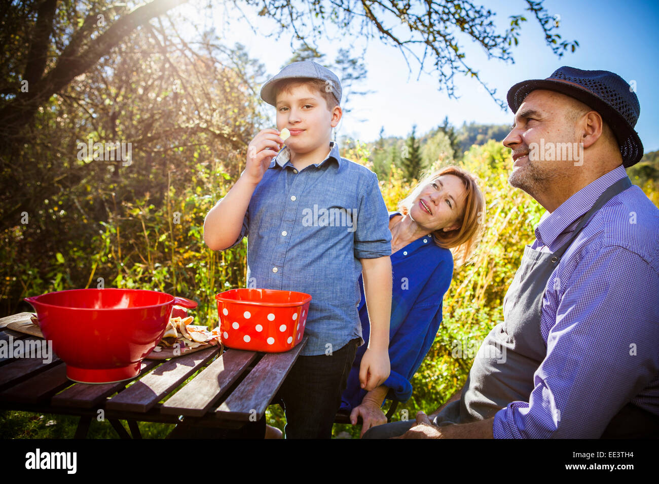 Junge, einen Apfel essen, im Garten, München, Bayern, Deutschland Stockfoto