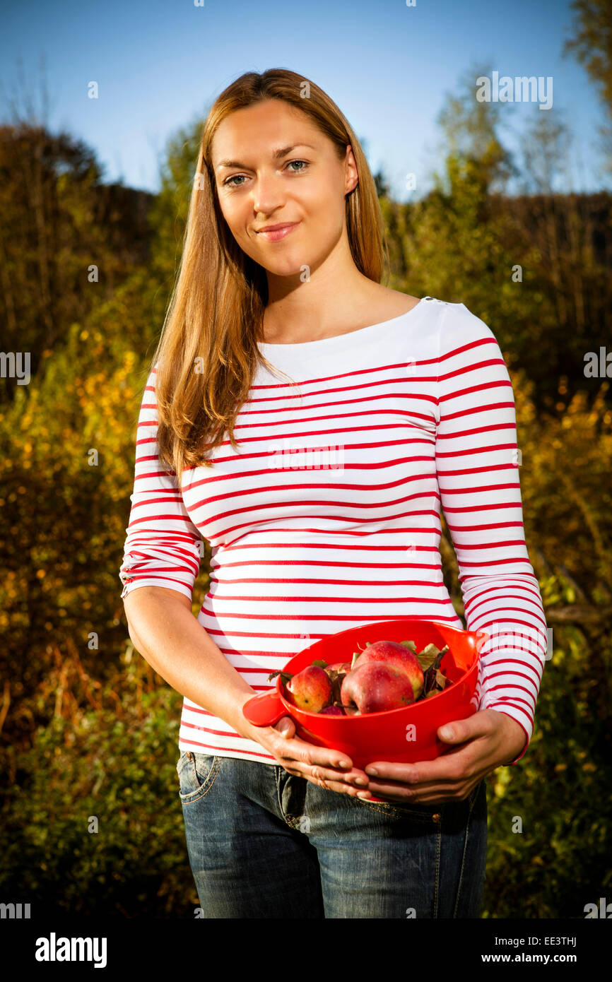 Frau halten Schale mit Äpfeln, München, Bayern, Deutschland Stockfoto