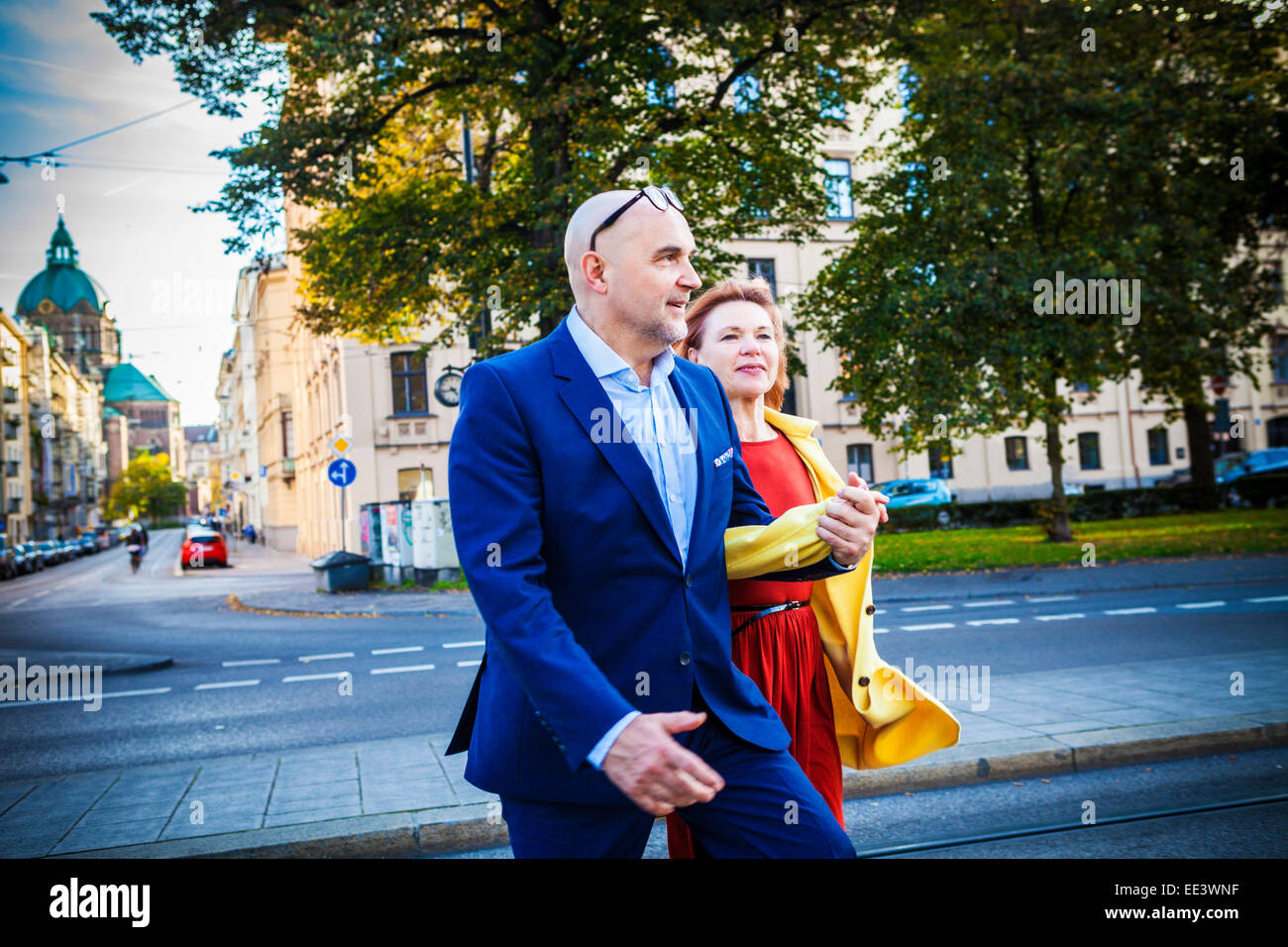 Älteres Paar zu Fuß entlang der Straße, Stadt München, Bayern, Deutschland Stockfoto