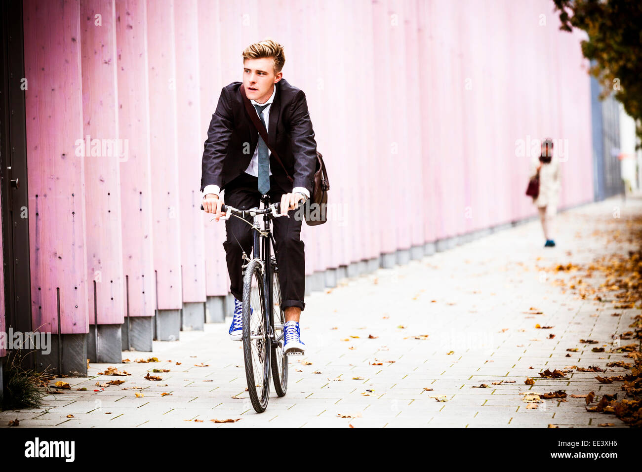 Junger Geschäftsmann Reiten Fahrrad, München, Bayern, Deutschland Stockfoto