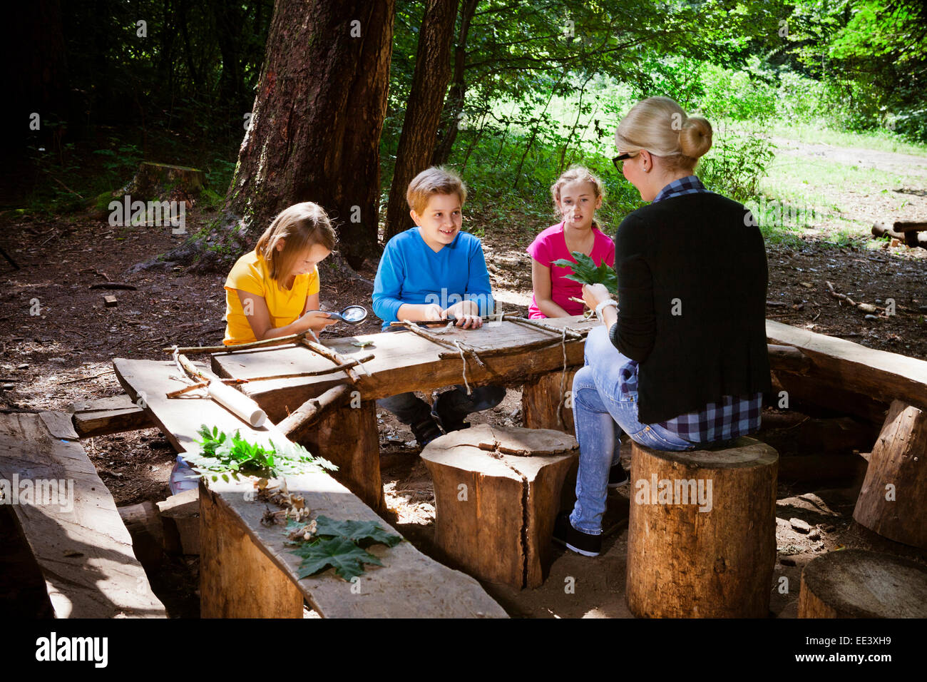 Kinder und Lehrer Handwerk im Wald Camp, München, Bayern, Deutschland Stockfoto