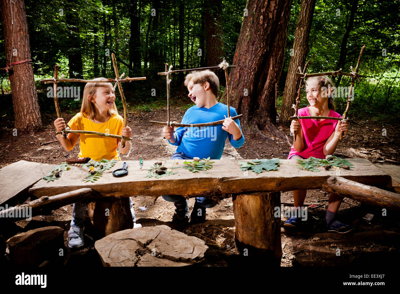 Kinder basteln im Wald Camp, München, Bayern, Deutschland Stockfoto
