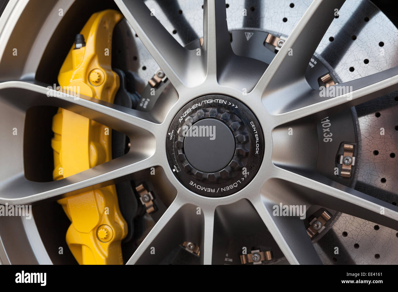 Nahaufnahme von Felgen von einem Sportwagen Stockfoto