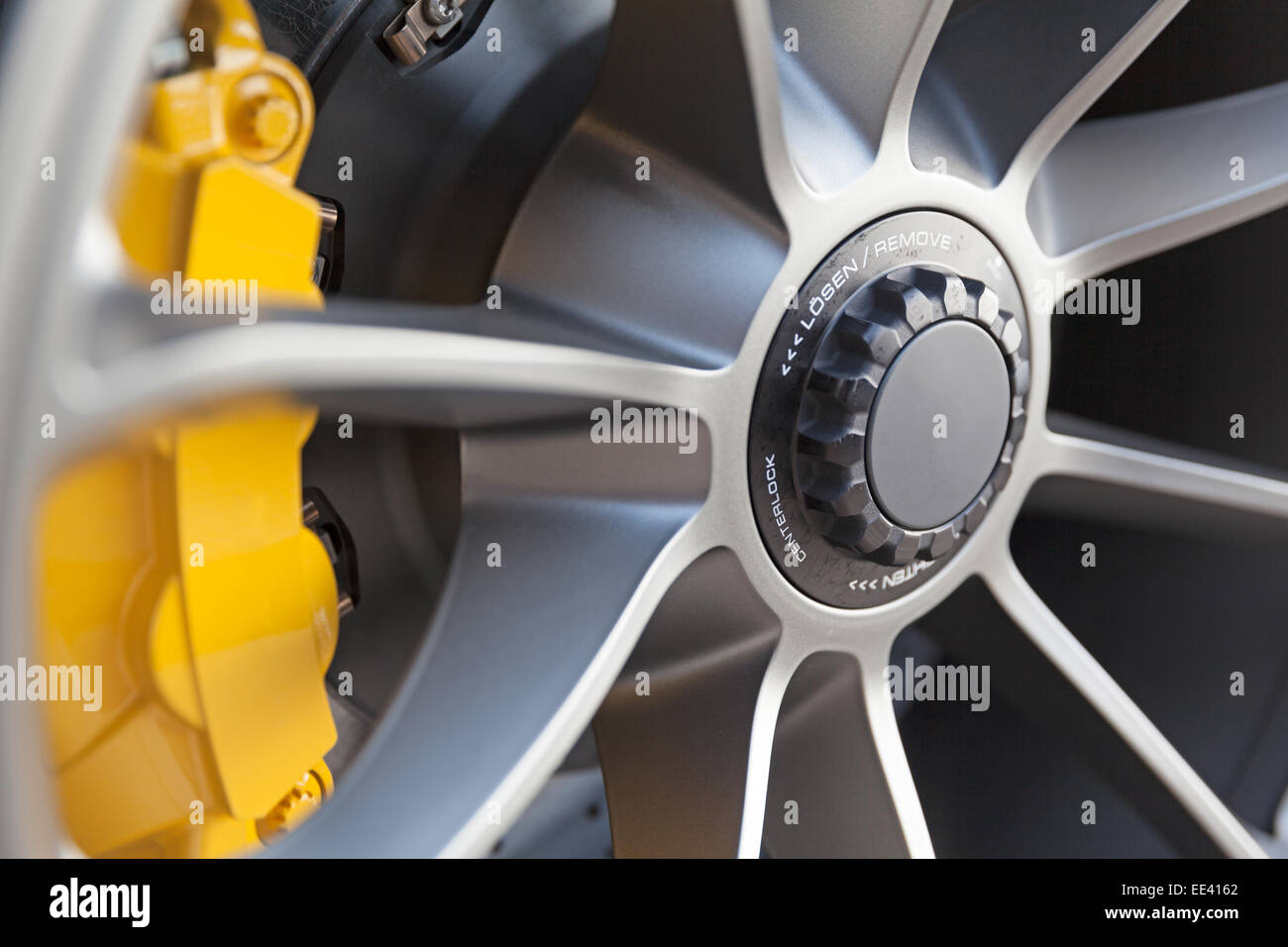 Nahaufnahme von Felgen von einem Sportwagen Stockfoto