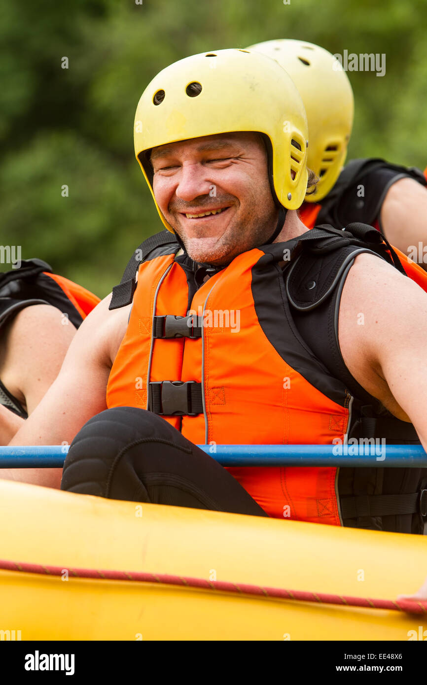 Portrait von Erwachsenen Mann in White Water Rafting Boot Smiley Stockfoto
