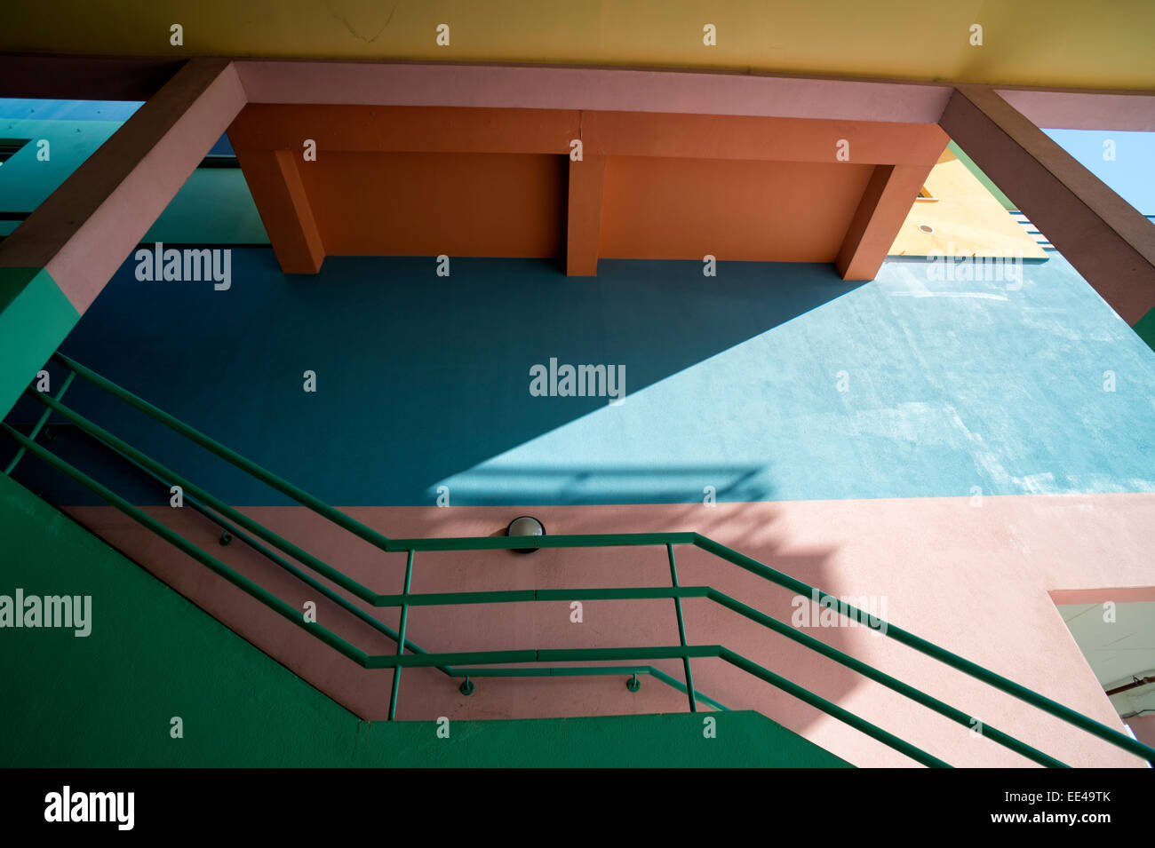 Pastell farbigen Wänden im Treppenhaus Albufeira Marina Stockfoto
