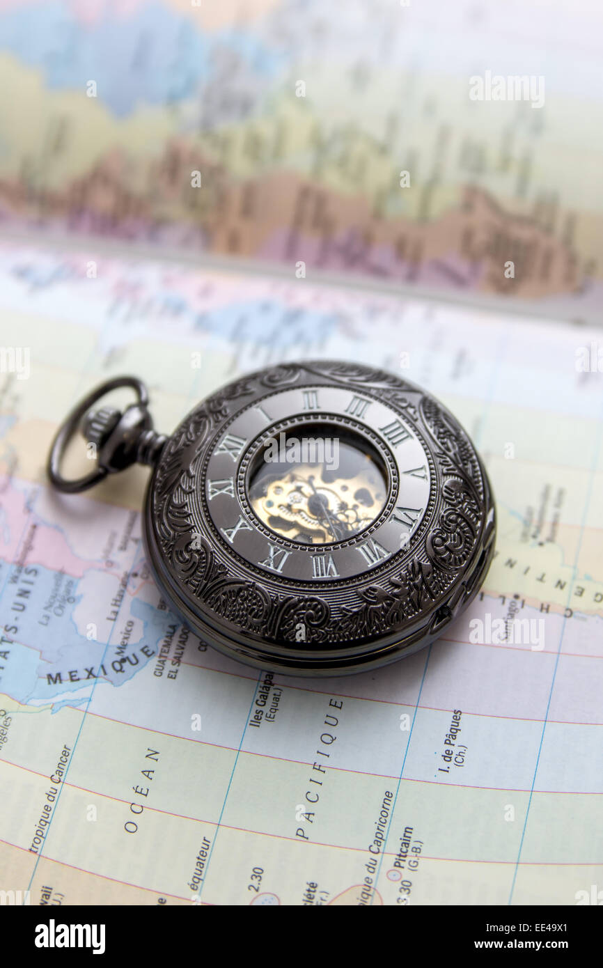 Alte Taschenuhr auf Karte, Nahaufnahme Foto Stockfoto