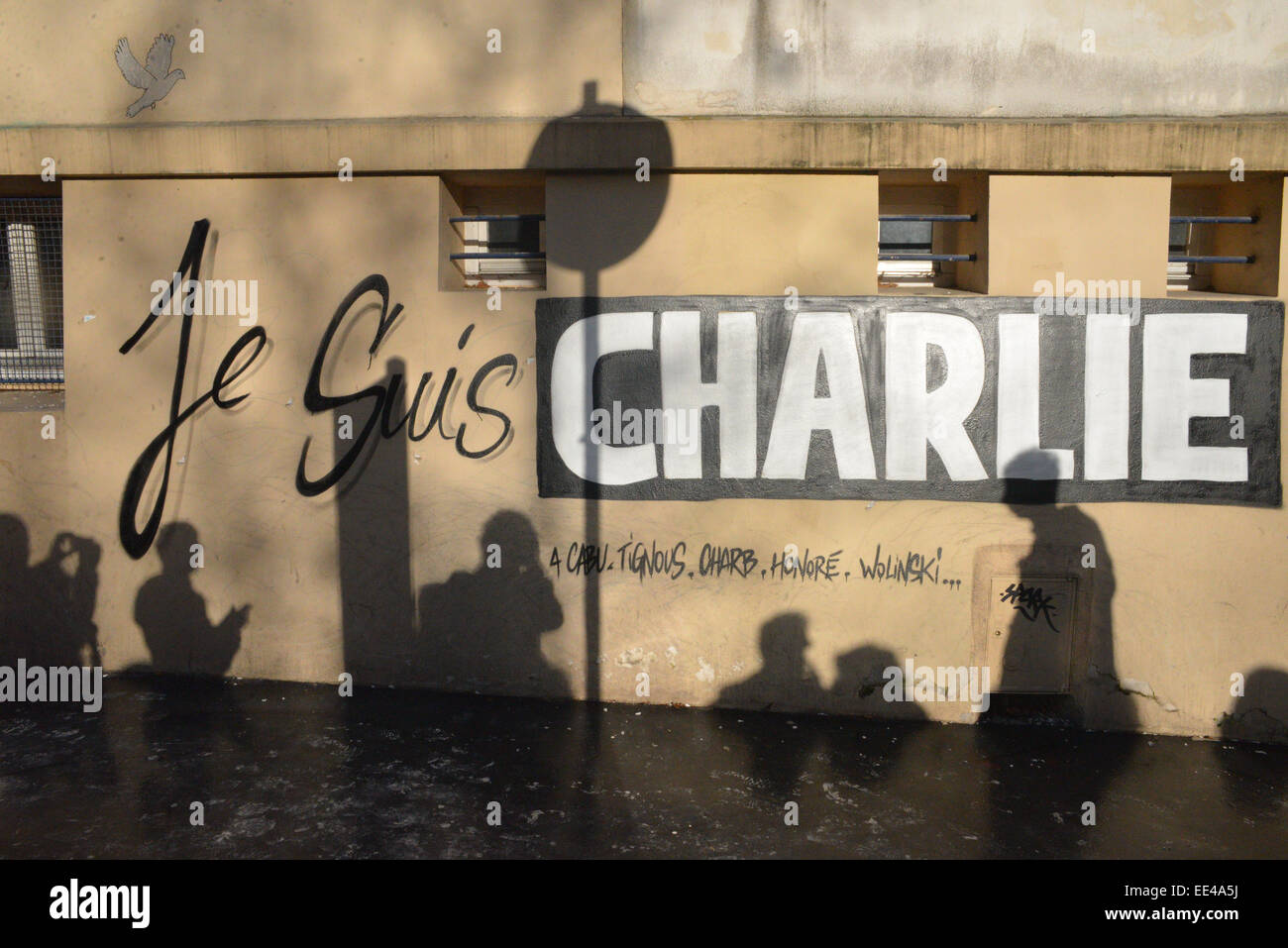 "Je Suis Charlie". Wand. 11. Januar 2015 während republikanische März nach Anschlägen von brutalen Paris 7-9 Jan-17 unschuldigen, 3 Terroristen tot Stockfoto