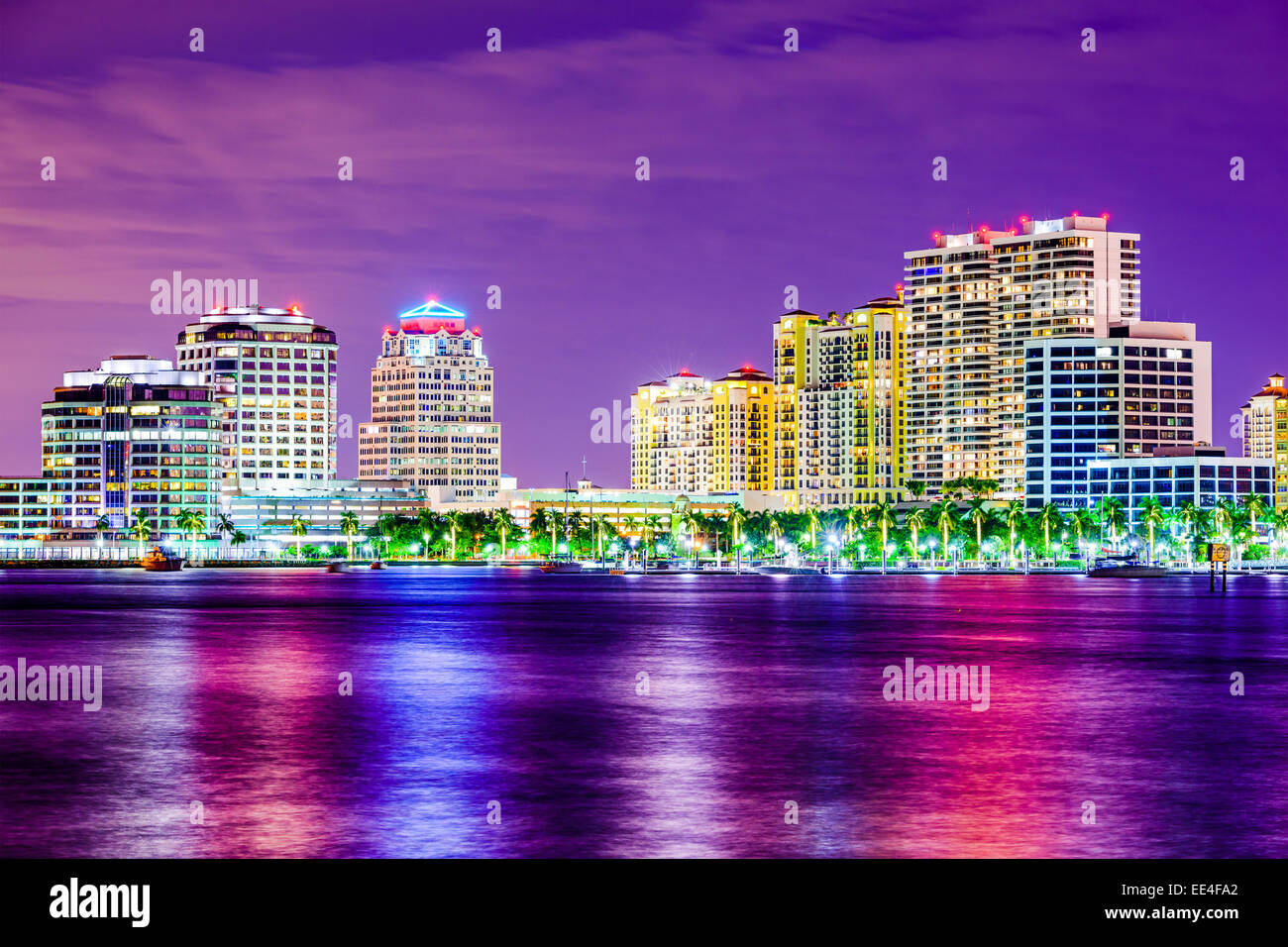 West Palm Beach, Florida, USA Skyline der Stadt auf der Atlantid Atlantic Intracoastal Waterway. Stockfoto
