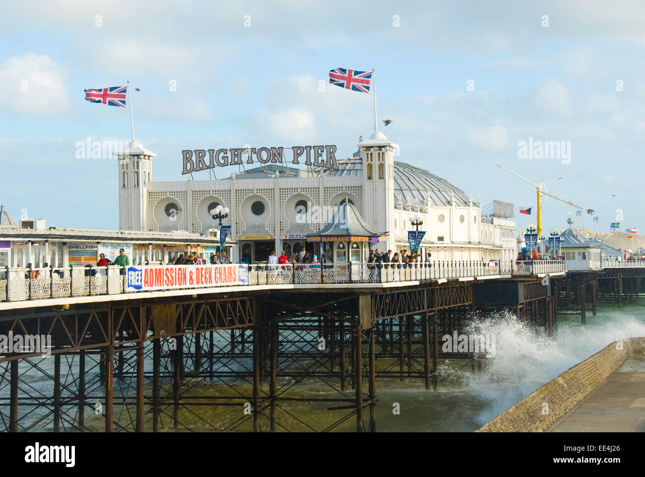 Das Palace Pier ragt 1722 Füße in den Ärmelkanal, in der Küstenstadt Brighton, England. Stockfoto