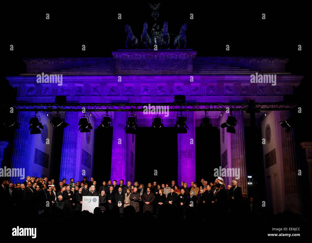 Berlin, Deutschland. 13. Januar 2015. Menschen versammeln sich vor dem Brandenburger Tor während einer Mahnwache eine Hommage an die Opfer des Französisch-Charlie Hebdo Angriff und anschließenden bewaffneten Abstandshalter in Berlin, Deutschland, am 13. Januar 2015. Bildnachweis: Zhang Fan/Xinhua/Alamy Live-Nachrichten Stockfoto