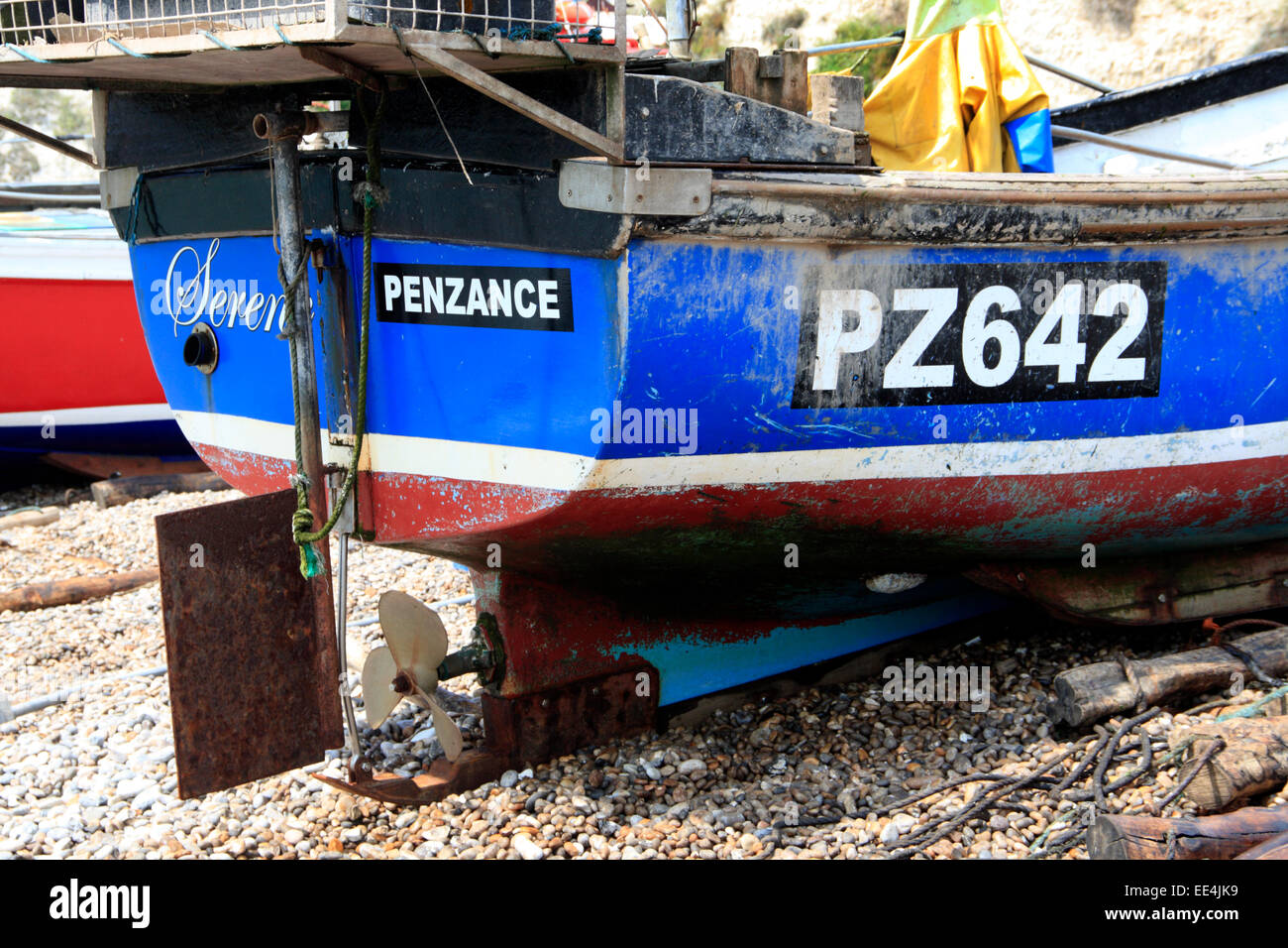 Ein Fischerboot am Strand von Bier in East Devon, England Stockfoto